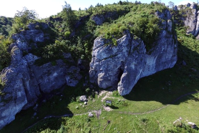 L'ingresso della grotta di Stajnia, sull’altopiano di Cracovia-Czestochowa, in Polonia