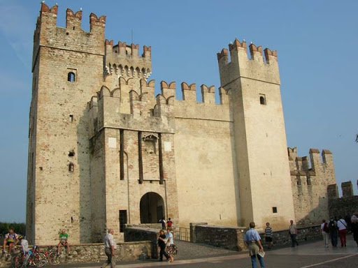 Risultato immagini per castello di sirmione entrata