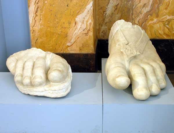 Statua colossale di divinità femminile: piedi