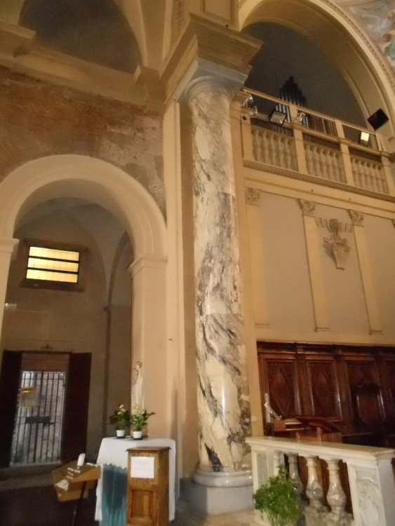 Altare maggiore con colonne in marmo africano alte circa 6 metri.JPG