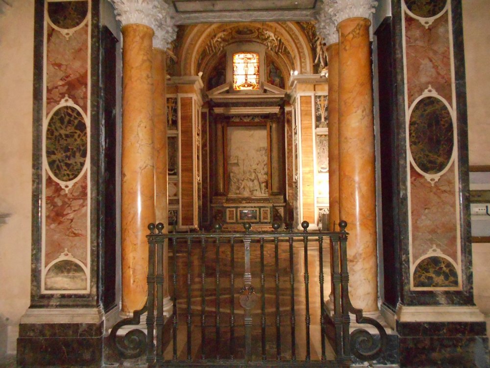 Cappella Caetani , magnifica per la ricchezza di marmi.JPG