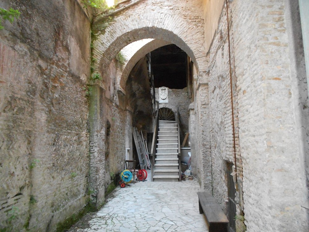 Cortile esterno medioevale di accesso alla Domus.JPG