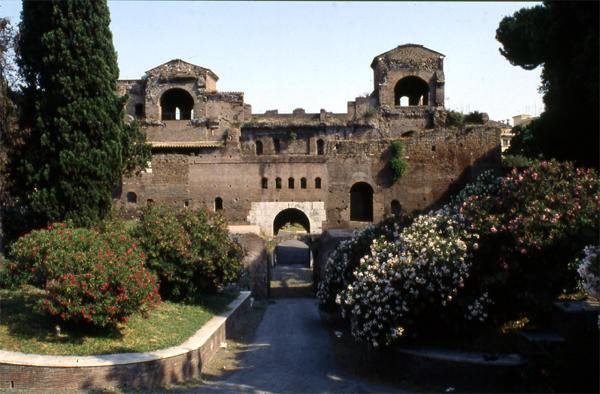 Porta Asinaria , interno con il Castrum.jpg