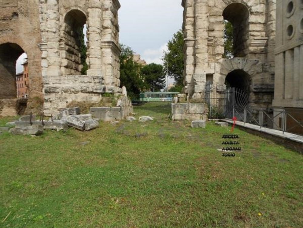 Porta Maggiore.jpg