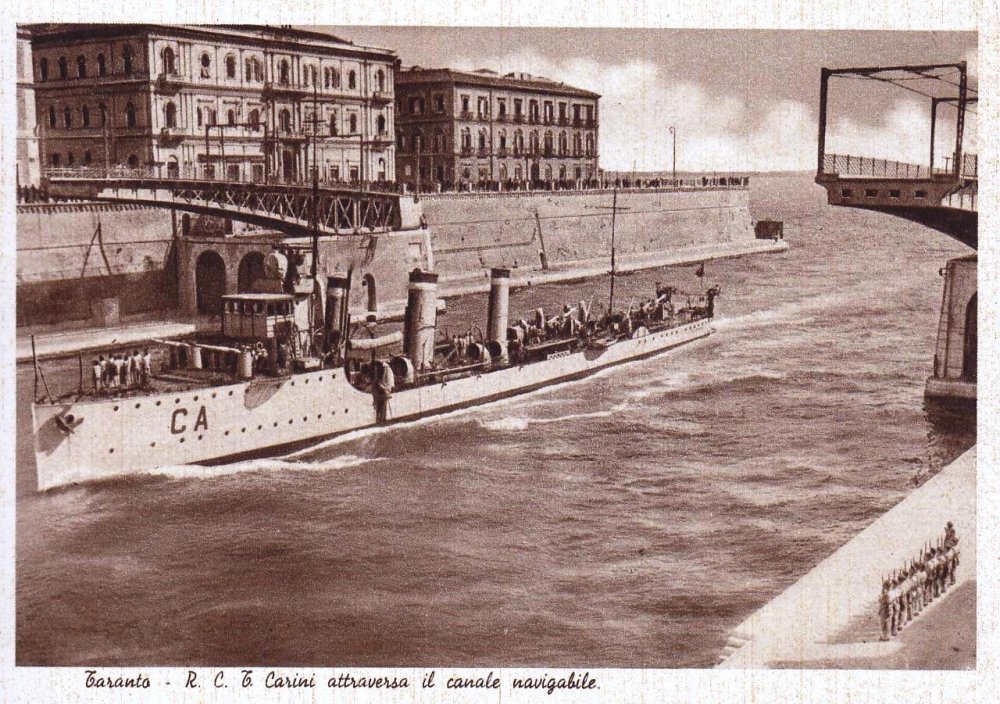 Regio cacciatorpediniere Carini a Taranto.jpg