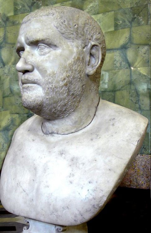 Testa di Balbino , proveniente dal suo sarcofago , adattata su un busto ..jpg