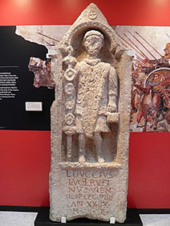 Legio IX Hispana , Lucius Duccius Rufinus , Vessillifero.jpg