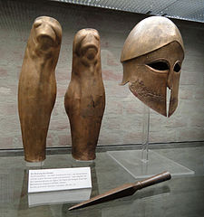 225px-Greaves_and_Corinthian_helmet_Denda_Staatliche_Antikensammlungen_4330.jpg