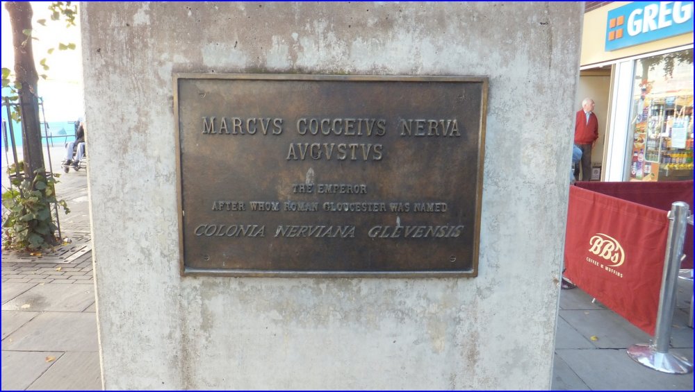 Statua equestre di Nerva a Gloucester , dedica su targa bronzea .jpg