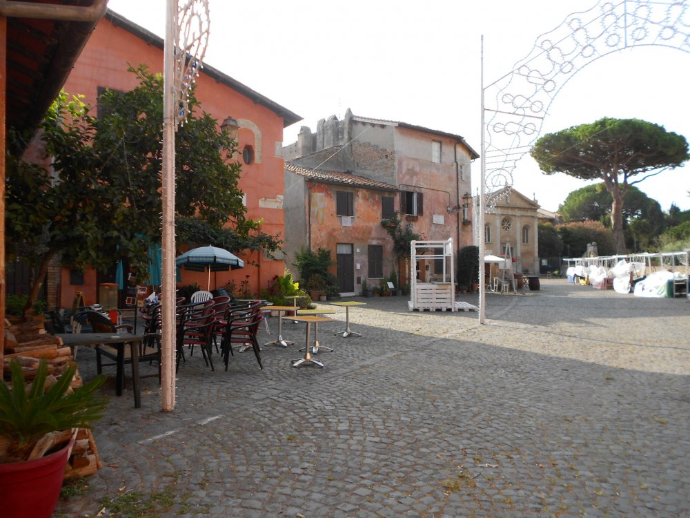 Interno al quartiere del XV secolo , sullo sfondo la Chiesa di Sant' Aurea.JPG