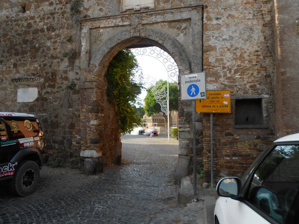 Ingresso e mura al quartiere del XV secolo.JPG