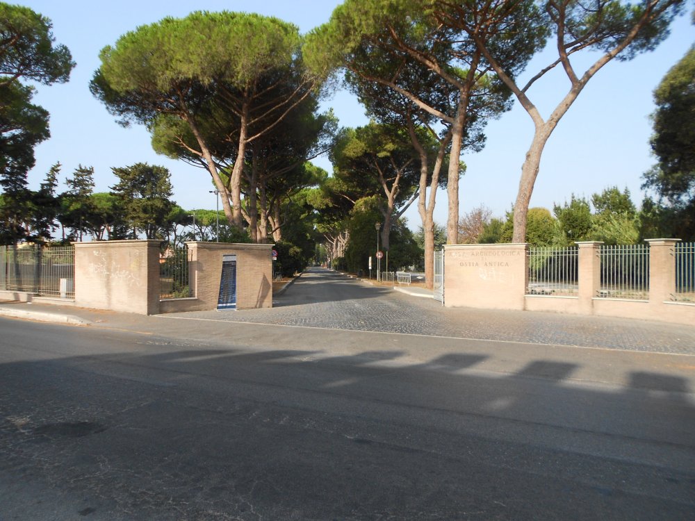 Ingresso agli scavi di Ostia Antica.JPG