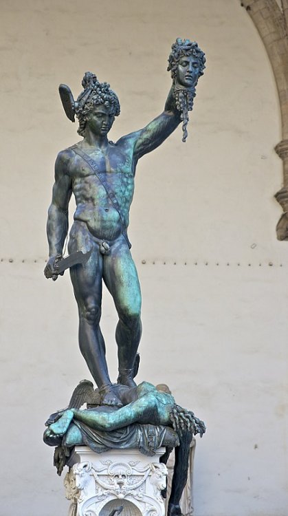 Cellini-Perseo_con_la_testa_di_Medusa-Wikipedia.jpg