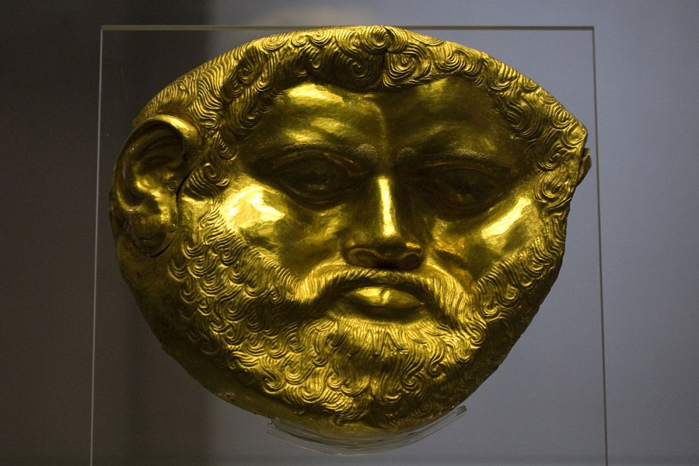 1200px-National_Archaeological_Museum_Sofia_-_Golden_Funeral_Mask_from_the_Svetitsata_Tumulus_(King_Teres_).jpg