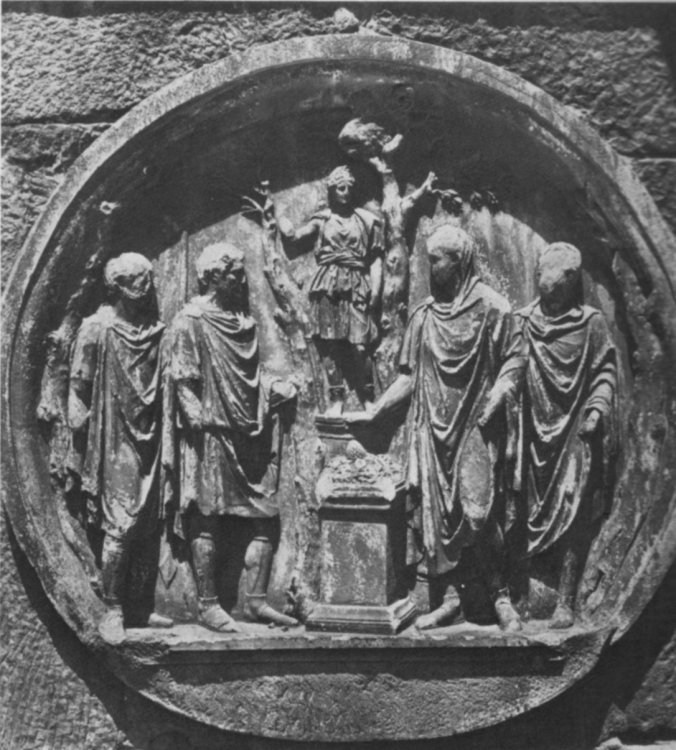 Arco_di_costantino,_tondi_adrianei,_scena_di_sacrificio_2.jpg