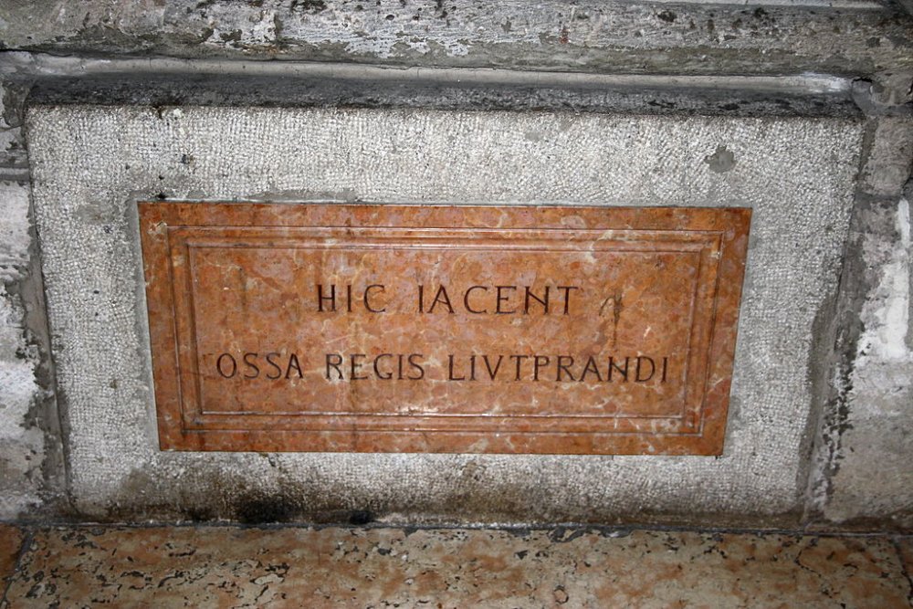 Liutprando , tomba del Re a Pavia.jpg