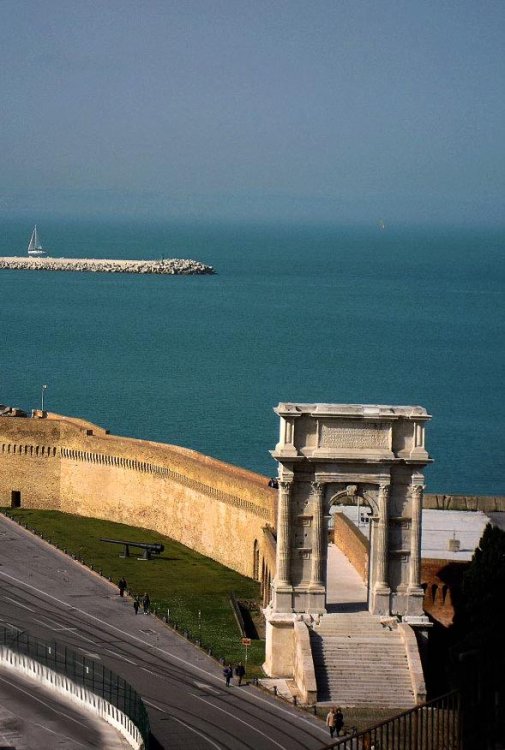 Arco di Traiano ad Ancona.jpg