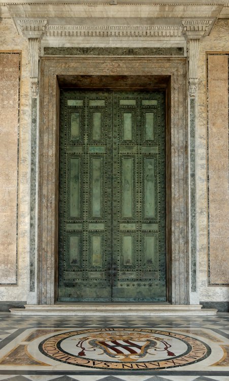 Bronze_doors_San_Giovanni_in_Laterano_2006-09-07.jpg