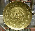 120px-CdM,_patera_di_rennes,_oror_decorato_da_monete_imperiali_da_adriano_a_geta,_al_centro_medaglione_con_bacco_e_ercole,_metà_III_sec._dc..JPG