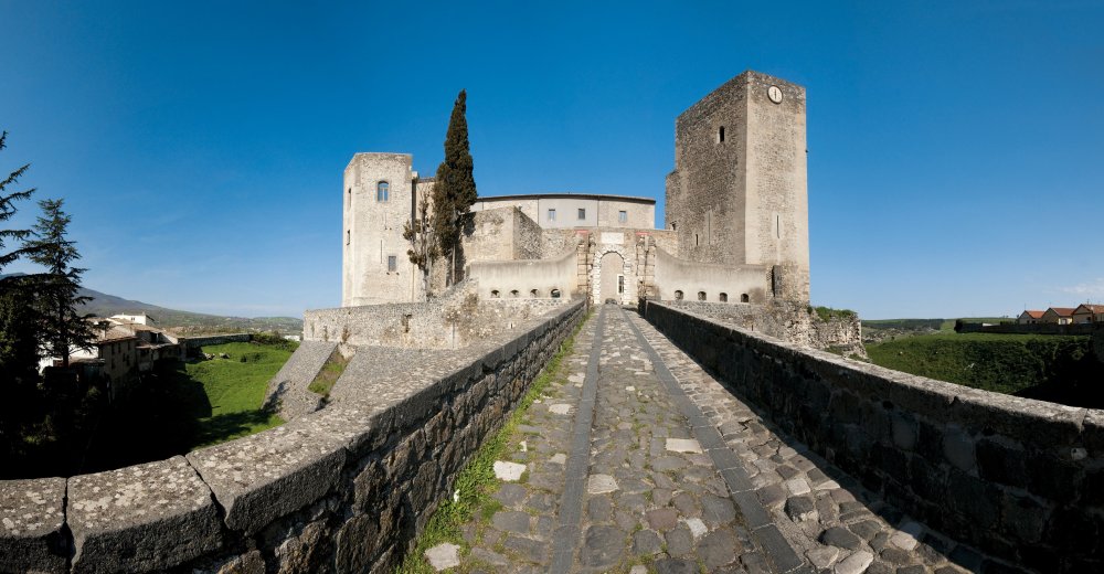 Castello di Melfi con il lungo ponte di accesso .jpg