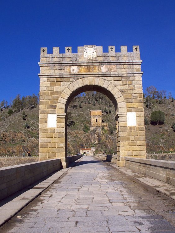 Ponte di Alcantara con Arco di Trionfo.jpg