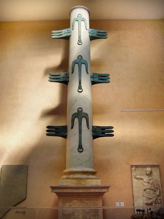 Colonna rostrata di Caio Duilio , ricostruzione.JPG