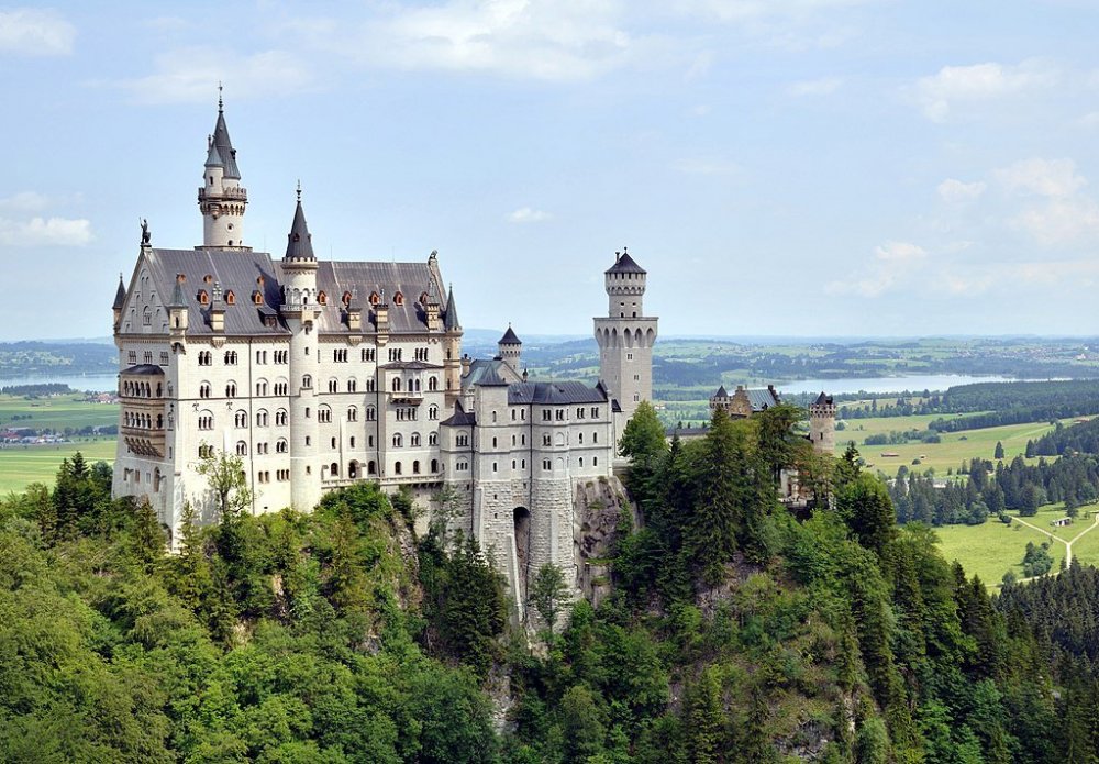 1024px-Hohenschwangau_-_Schloss_Neuschwanstein1.thumb.jpg.077f01e21d94d8bb900e14b620aaa759.jpg