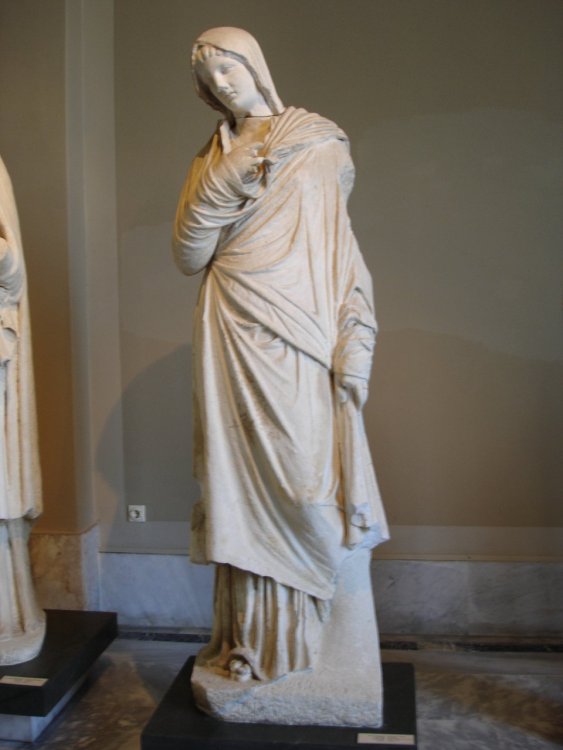 4547_-_Istanbul_-_Museo_archeol._-_Donna_-_Copia_rom._da_orig._sec._IV_a.C._-_da_Thasos_-_Foto_G._Dall'Orto_28-5-2006.jpg