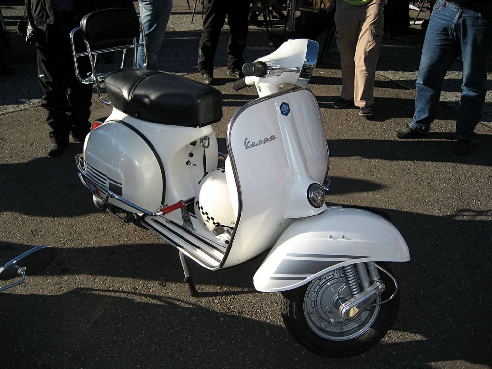 1280px-Vespa_Rally_200_Electronic_1974.thumb.jpg.2d6fa618ec2748f47097ec707dd5a971.jpg