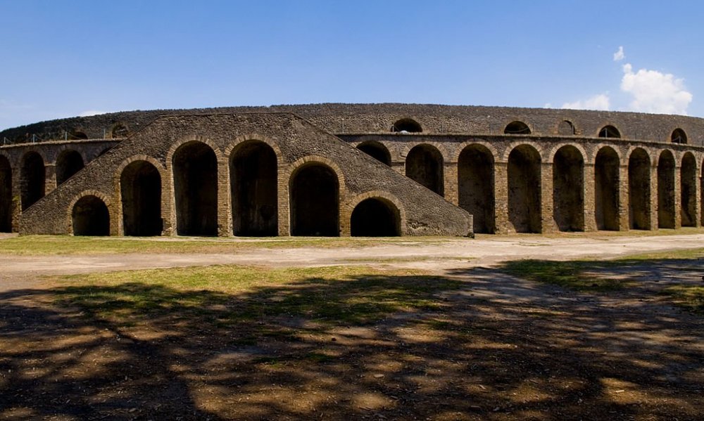 1024px-Anfiteatro_Pompei.jpg