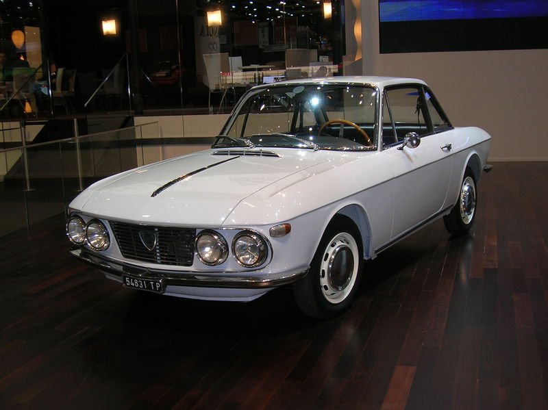 781589834_800px-2006_SAG_-_Lancia_Fulvia_Coup_I_1967-01.jpg.bd51216a1d24319139b2093bd3e39eb3.jpg