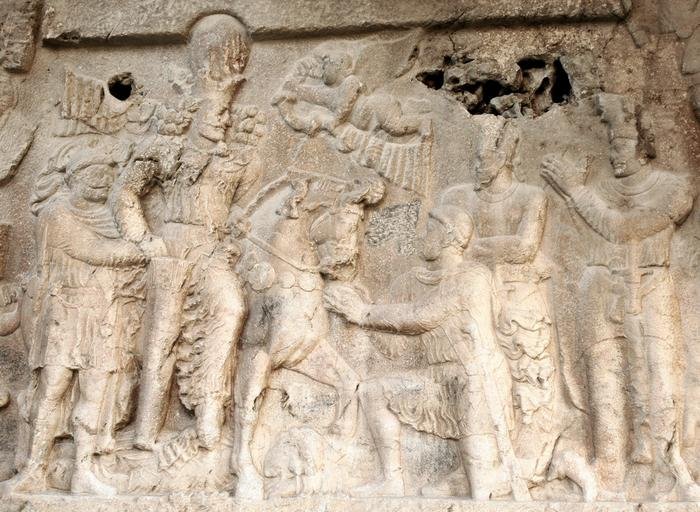 Sapore,_Gordiano_e_Filippo_-_rilievo_a_Bishapur_01.jpg