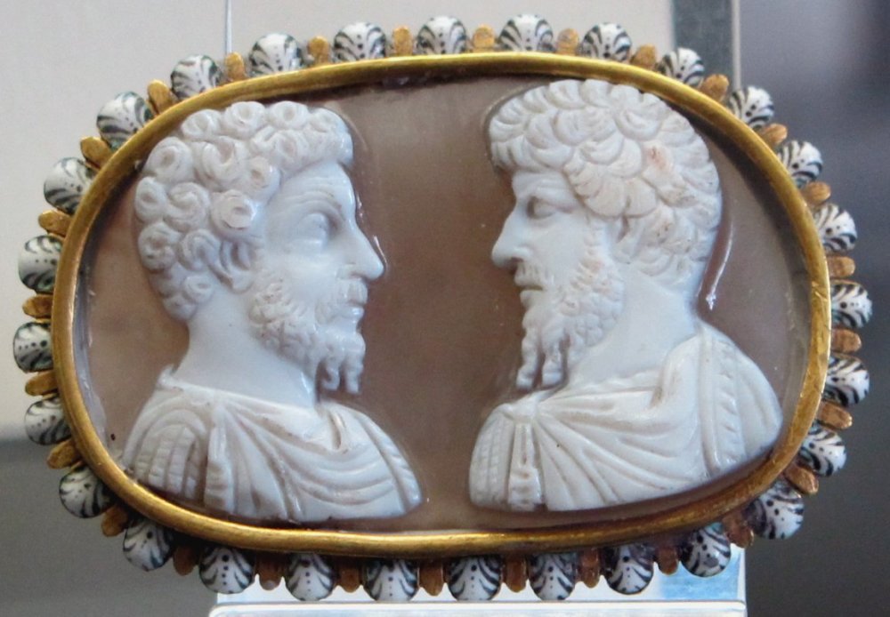 Arte_romana,_marc'aurelio_e_lucio_vero_su_agata-onice,_II_sec.jpg