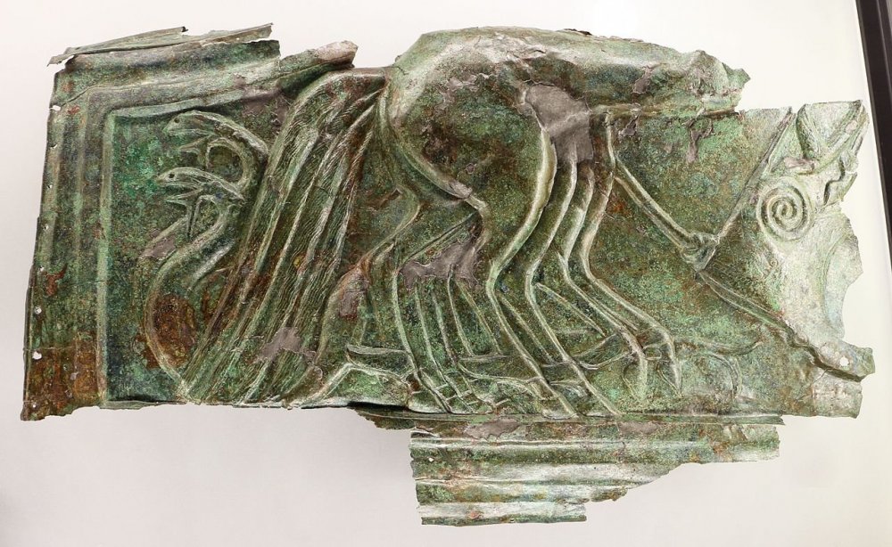 Bronzi_di_san_mariano,_rivestimento_di_un_carro_etrusco,_520_ac_ca._01_cavallie_serpenti.jpg
