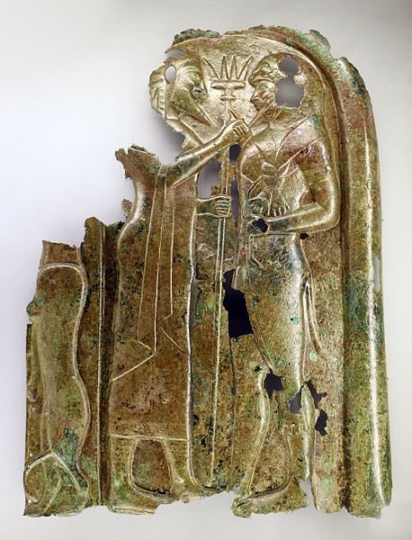 Bronzi_di_san_mariano,_rivestimento_di_un_carro_etrusco,_530-520_ac_ca._01_due_figure.jpg