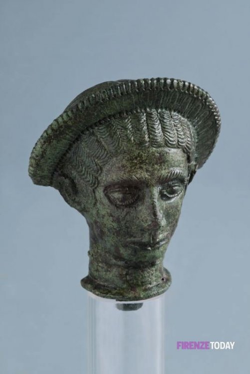 Testina votiva etrusca in bronzo.jpg