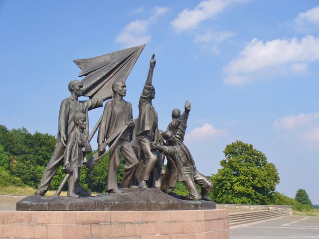 Buchenwald_-_Skulpturengruppe_am_Mahnmal_(Sculpture_Group_at_the_Memorial)_-_geo.hlipp.de_-_40229.jpg