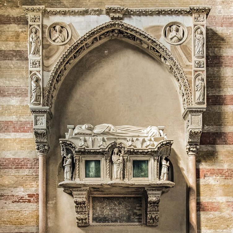 800px-Church_of_the_Eremitani_(Padua)_-_Interior_Tomb_of_Jacopo_II_da_Carrara.jpg