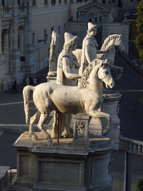 1200px-Campidoglio_-_Dioscuri_all'alba_1050290.jpg