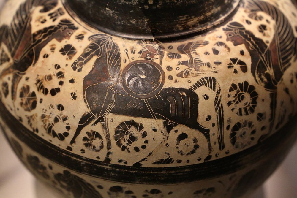 1200px-Oinochoe_corinzia,_590-580_ac_ca._02_oplita_a_cavallo.jpg