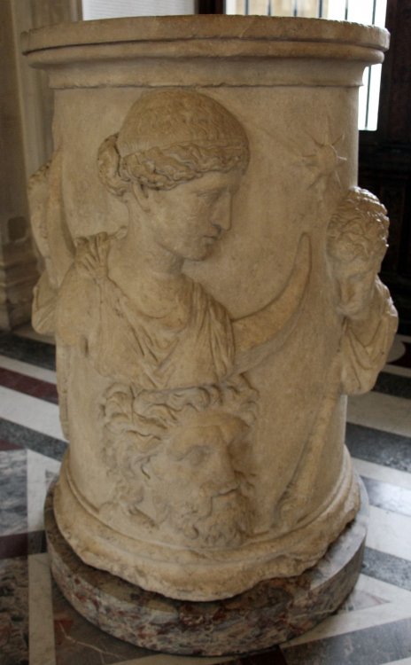 Altare_di_selene,_collez._borghese,_II_sec_dc._02.JPG