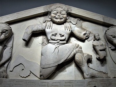 800px-Gorgon_at_the_Artemis_temple_in_Corfu.jpg.99817a6d074d590a055ee002dc084f9e.jpg