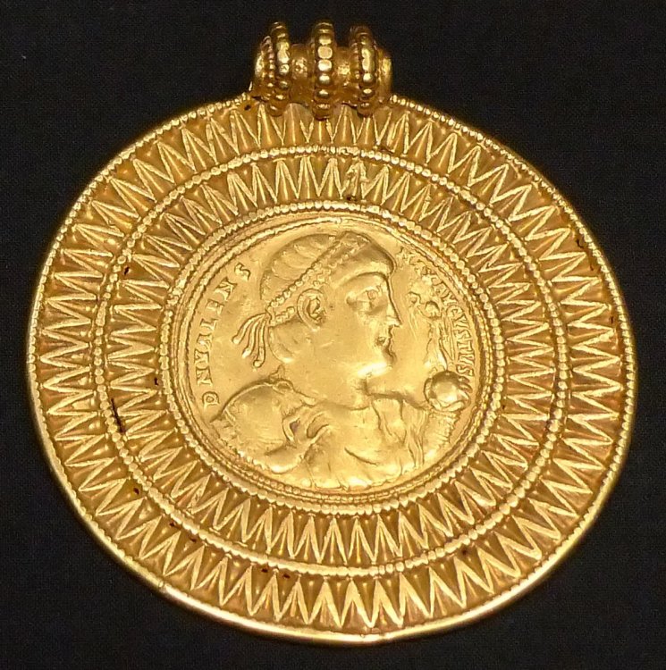 KHM_Wien_32.482_-_Valens_medal,_375-78_AD.jpg