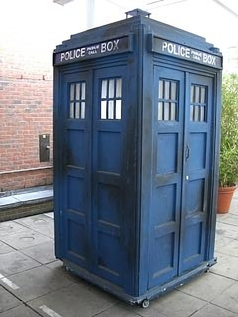 TARDIS2.jpg.cbf0255d365899048796fb570c04577f.jpg