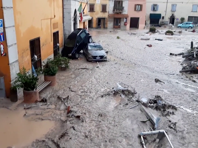 fango_e_auto_distrutte_la_piazza_di_cantiano_il_giorno_dopo_la_bomba_dacqua_656_ori_crop_MASTER__0x0.jpg