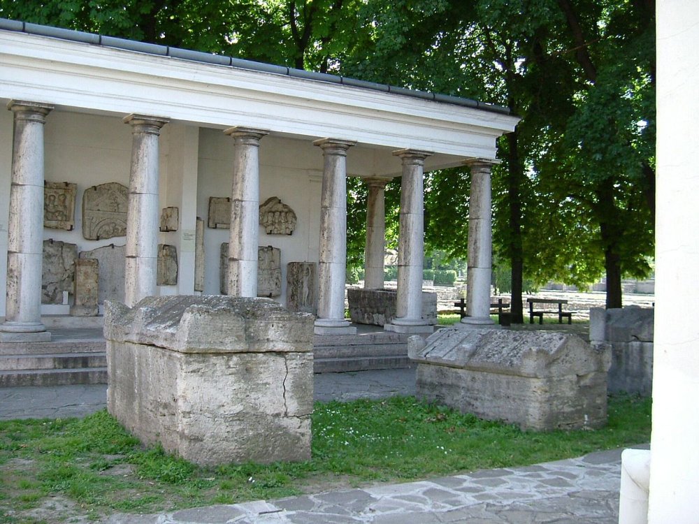 1280px-Aquincum_-_romai_szarkofagok.jpg