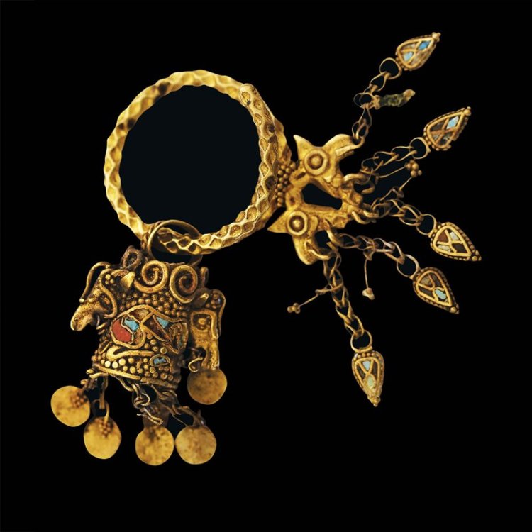 orecchino-in-oro-decorato-con-figure-di-animali-fantastici-e-smalti-colorati-rinvenuto-vicino-al-cranio-dello-scheletro-nel-kurgan-1_9ebd0f71_800x800.jpg