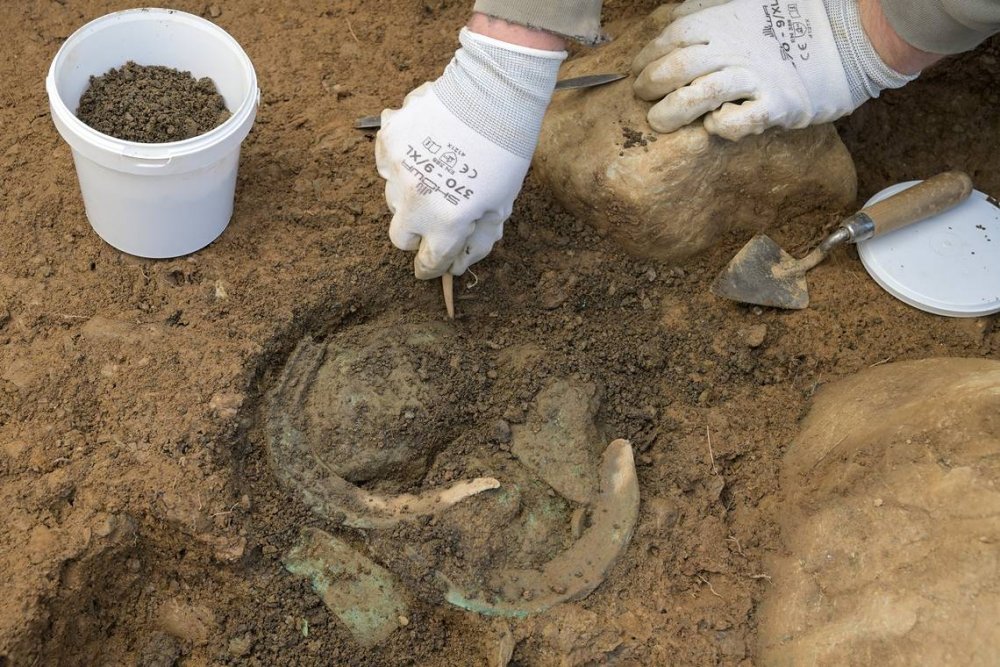 Foto 3 Salouf-Vostga, Deponierung mit zwei Sicheln, einem Be.jpg