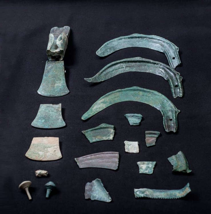 Foto 6 Salouf-Vostga, Deponierung  vollständige Sicheln bzw..jpg