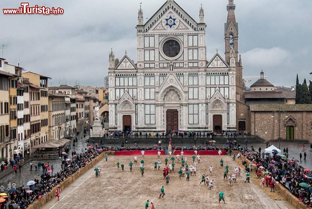 il_calcio_storico_fiorentino_la_partita_in_piazza_santa_croce_a_firenze.jpg